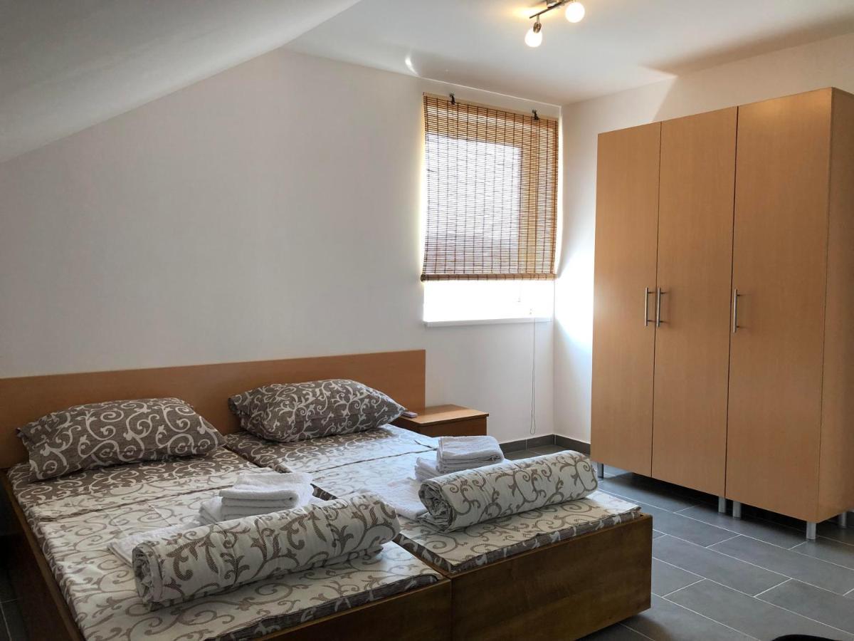 Sakota Family House Apartment Sremska Kamenica Bagian luar foto