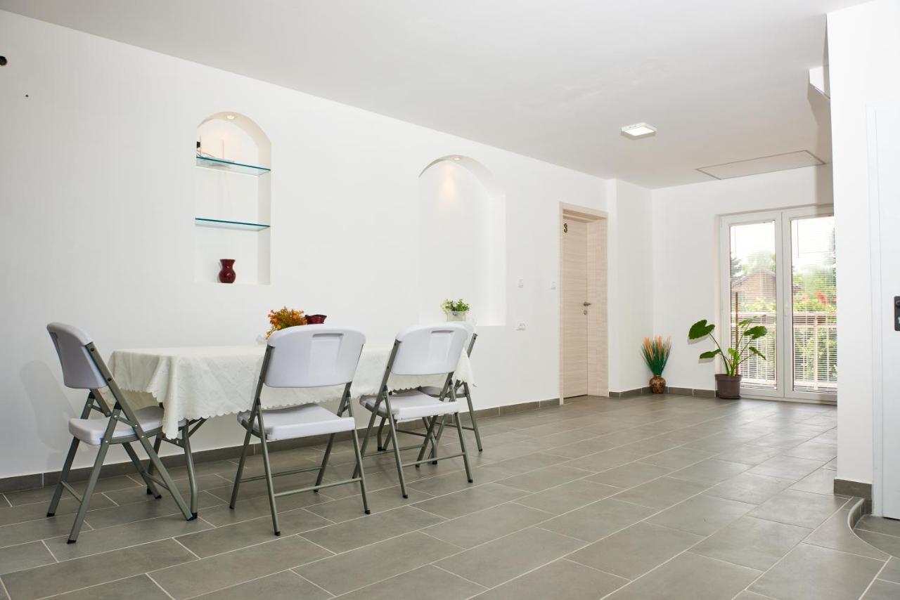 Sakota Family House Apartment Sremska Kamenica Bagian luar foto